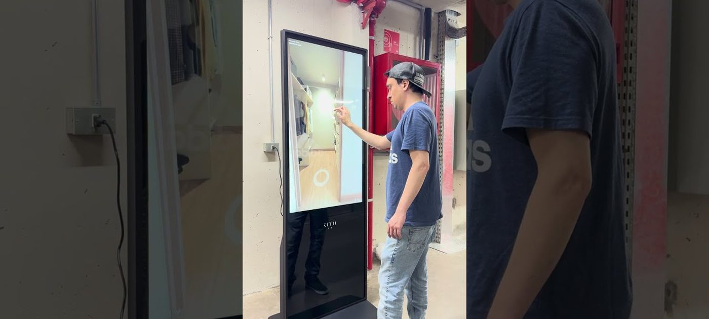 Tótem touch en funcionamiento en una sala de ventas.
